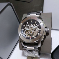 Montre automatique mécanique moderne pour homme en acier noir avec cadran squeletté et mouvement mécanique automatique