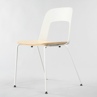 Ensemble table et chaises de restaurant moderne avec plateau en bois et structure en acier, durable et facile à nettoyer