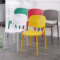 Chaise en plastique empilable multicolore respirante, chaise de salle à manger ergonomique avec dossier creux pour restaurant extérieur, hôtel
