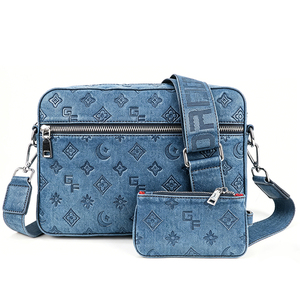 Sac bandoulière de luxe en jean bleu gaufré pour <span class=keywords><strong>homme</strong></span>, ensemble messager 2 pièces tendance avec motif monogramme, parfait pour le style urbain - Product Image 5