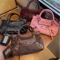 Sac fourre-tout en cuir véritable clouté style punk urbain parisien euro-américain pour filles, avec doublure en daim, options porté épaule ou croisé