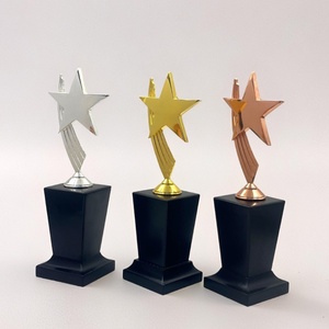 Trofei in Metallo Personalizzabili a Forma di Stella Dorata con Base in Legno, Premi per Assicurazioni - Product Image 3