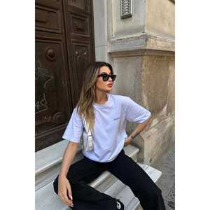 เสื้อยืดสีขาวสำหรับผู้หญิงพร้อมดีไซน์ลายตัวอักษรด้านหน้า - Product Image 2