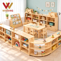 Ensemble de mobilier pour garderie et école maternelle avec table, chaises souriantes et rangement d'angle pour salle de classe intérieure