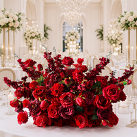 Arrangement floral de luxe en roses rouges artificielles et hortensias bordeaux pour centre de table de mariage, décoration florale romantique rouge cramoisie