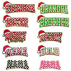 แผ่นปะติดเสื้อยืด หมวก หรือของตกแต่งอื่นๆ ลายตารางคริสต์มาส ปักด้วยไหมเชนีลล์ ขอบกลิตเตอร์ สำหรับคุณแม่ คุณพ่อ และคุณย่า - Product Image 1