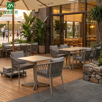Ensemble de table et chaises de salle à manger en rotin d'extérieur en gros, chaise à structure en aluminium et table carrée pour restaurants et cafés commerciaux