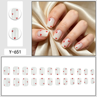 Vente en gros de faux ongles courts carrés à presser, blanc laiteux, rouge, petits cœurs, ongles artificiels, logo personnalisé, faux ongles pour femmes