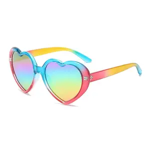 نظارات شمسية QSKY بأسعار تنافسية 18 لونًا لألوان قوس قزح للحفلات نظارات شمسية عصرية متدرجة قلب حب إطار كامل مستقطب نظارات شمسية