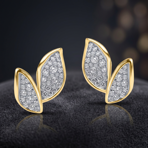 Boucles d'oreilles clous de luxe pour femme, plaquées or jaune, avec diamants, forme feuille de plante, taille brillant rond, micro-incrustation, pour usage quotidien - Product Image 3