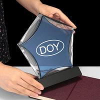 Trophée en cristal gravé de haute qualité avec logo de marque personnalisé en forme d'étoile créative avec socle