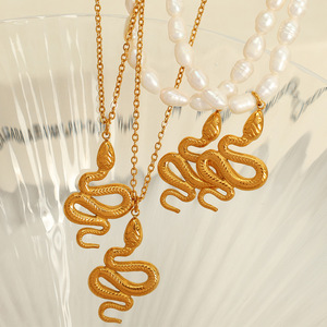 สร้อยคอไข่มุกน้ำจืดสไตล์ยุโรปอเมริกันแบบเรโทร พร้อมจี้รูปงูสีทอง ดีไซน์ซ้อนชั้น สำหรับผู้หญิง เหมาะสำหรับงานปาร์ตี้  ทำจากโลหะผสมสังกะสี - Product Image 1