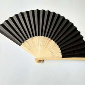 Éventail pliant portable noir en tissu imitation soie, style artisanal en bambou, peint, pour cadeaux de mariage, de fête, de baby shower, sacs cadeaux - Product Image 1