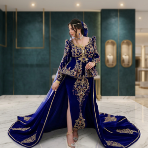 Robe de soirée spéciale élégante bleu marine en velours, coupe sirène empire, avec broderie dorée, manches longues et traîne chapelle, longueur ras du sol - Product Image 3