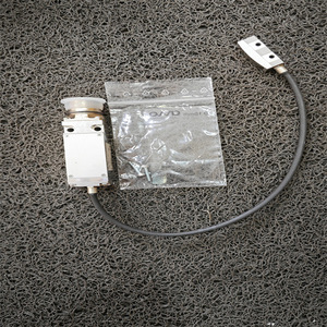 Sensor de Desplazamiento Lineal AMO WMK 1110S .08RI..01-10-560-030-27S12-UJ con Cable para Uso Industrial - Product Image 1