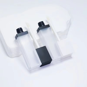 Vente en gros de tubes en verre pour gloss à lèvres, emballage cosmétique pour rouge à lèvres, tube carré givré de 3 ml avec couvercle noir - Product Image 2