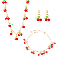 Nueva tendencia acrílico cereza fresa hoja joyería conjunto de tres piezas con perlas de imitación caja cadena collar suéter cadena estilo