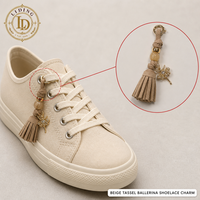 Breloque ballerine en daim beige avec pompon pour lacets de baskets, pendentif en cristal, porte-clés, breloque pour sac, personnalisable OEM