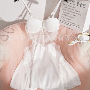 Pyjama short en soie glacée, style pur et sensuel, avec dentelle et découpes, populaire, fin et romantique - Product Image 1