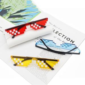 Gafas <span class=keywords><strong>de</strong></span> sol Thug Life My World para niños, diseño <span class=keywords><strong>de</strong></span> mosaico <span class=keywords><strong>de</strong></span> píxeles UV400, talla única para niños, gafas parasol con marco cuadrado elegante - Product Image 2