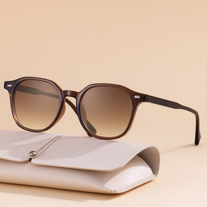 Tr28002 Gafas de sol unisex con montura negra de PC, protección UV400, clase 2, para hombres y mujeres, diseño moderno - Product Image 3