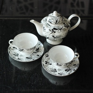 Elegante Taza de Té de Cerámica Floral en Blanco y Negro con Platillo a Juego, Perfecta para Servir Té o <span class=keywords><strong>Café</strong></span> en la Tarde, Uso en el Hogar y la Cocina - Product Image 3