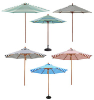 Parasol à mât central en aluminium imitation bois à long manche, base en marbre, design rayé pour terrasses extérieures et salons de thé.