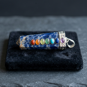 Crystalexport.com Vente en ligne de pendentifs plats en sodalite naturelle, modèle Pend-038, faits à la main, pour la guérison, taille 50-55 mm - Product Image 3