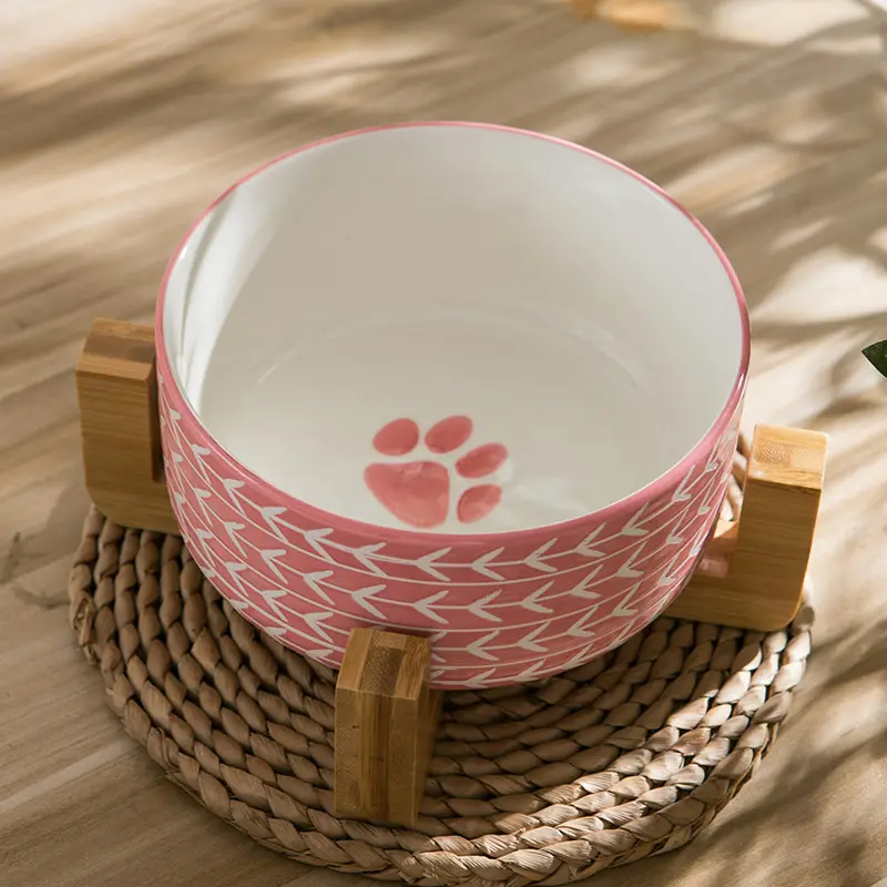 Prodotti per animali domestici all'ingrosso rosa da 6 pollici i più venduti 2022 ciotola per cibo per gatti per cani in ceramica con cremagliera in legno accessori per animali domestici 2022 per l'alimentazione