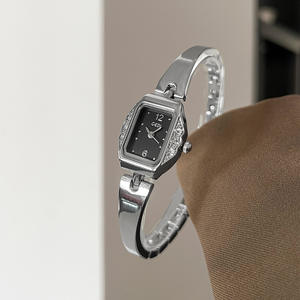 Reloj de Pulsera Estilo 2026 con Esfera Pequeña y Delicada, Forma Cuadrada Única, Versátil y de Alta Gama, Reloj de Cuarzo para Mujer - Product Image 3