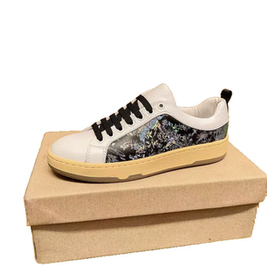 Zapatos deportivos casuales para hombre con estampado floral blanco, con cordones y de caña baja. - Product Image 3