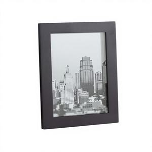 Cadre photo élégant et minimaliste en résine, fait main, à suspendre, orientation verticale - Product Image 1