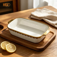 Plat à gratin rectangulaire en céramique blanche résistant à la chaleur avec poignées à bord doré, compatible lave-vaisselle, réutilisable pour usage domestique et commercial