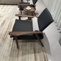 Un cadre en noyer noir d'Amérique du Nord et un design minimaliste offrent un fauteuil en cuir marron moderne et confortable pour toutes les pièces.