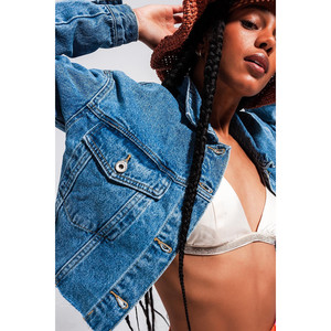 Veste en jean courte à ourlet brut en denim délavé moyen - Product Image 3