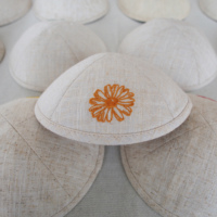 Top Kipot Kippa de lino con flores bordadas personalizadas, Ahava judía, Kippot personalizado para bodas y Bar Mitzvahs Bat Mitzvahs