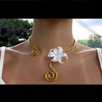 Nouveauté : Collier ajustable en spirale florale, motif fleur d'iris irisée, enroulé à la main, bijou de mode pour femme