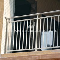 Rampe en acier inoxydable pour terrasse composite au design moderne, à lattes verticales, pour balcons extérieurs et escaliers de centre commercial