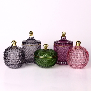 Vente en gros de pots à bougies en verre naturel parfumé, de luxe, à découpe géométrique, avec couvercle à pointe dorée, pour la fabrication de bougies, personnalisables avec logo et marque privée - Product Image 1
