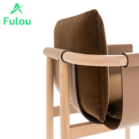Chaise de salle à manger contemporaine de qualité en bois massif avec coussins moelleux, design ergonomique, finitions en cuir, fauteuil robuste en métal