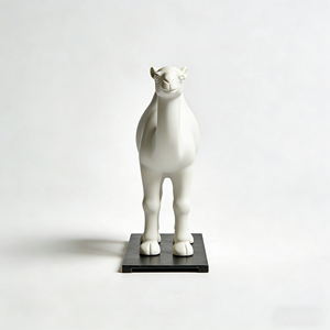 Statue de chameau blanc intemporelle, décoration animale moderne en résine sur base noire pour collection - Product Image 3