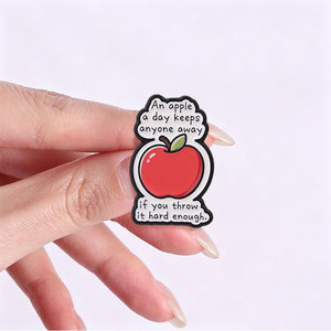 Broche en métal avec <span class=keywords><strong>citation</strong></span> originale, motif pomme rouge brillante de dessin animé, avec phrase ludique anti-<span class=keywords><strong>proverbe</strong></span>, pour les fans de mèmes <span class=keywords><strong>et</strong></span> les amateurs de loisirs, idéale comme cadeau - Product Image 2