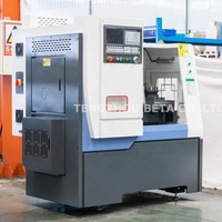 Tour CNC compact à lit plat avec guides linéaires de précision, pinces hydrauliques et outils de type gang pour travaux légers