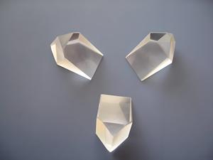 Tùy chỉnh tinh thể trong suốt góc Cube tam giác ngũ giác lăng kính ống kính cho lăng kính quang học - Product Image 2