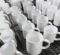 Tasses à café en céramique personnalisées avec poignées uniques, réutilisables, conformes aux normes alimentaires, conception en poterie colorée, cadeaux pour la maison, ODM disponible