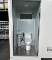 Toilettes publiques portables modernes en acier pour l'extérieur avec douche, faciles à installer, design temporaire écologique pour utilisation en parc