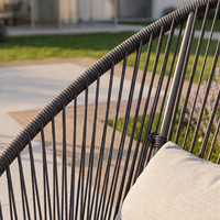 J&M T714A Modernes Rattan-Lounge-Set mit Kaffeetisch Dreiteiliges Set Metallrahmen Outdoor-Terrassen-Teetisch Zwei Einzelne Klappbare Stühle