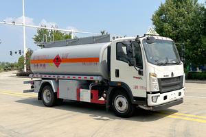 Camión Cisterna de Combustible CLW Nuevo 4x2, Tanque de 11000L, Transmisión Manual, Transportador de Productos Inflamables - Product Image 2