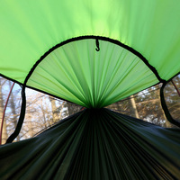 Hamac de tente suspendu de balançoire léger et résistant au soleil de couleur verte avec moustiquaire pour la randonnée en plein air et le camping