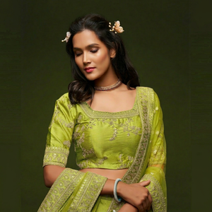 Ensemble de robe de mariée élégante en soie verte néon brodée, Lehenga Choli, pour cérémonie de demoiselle d'honneur - Product Image 1